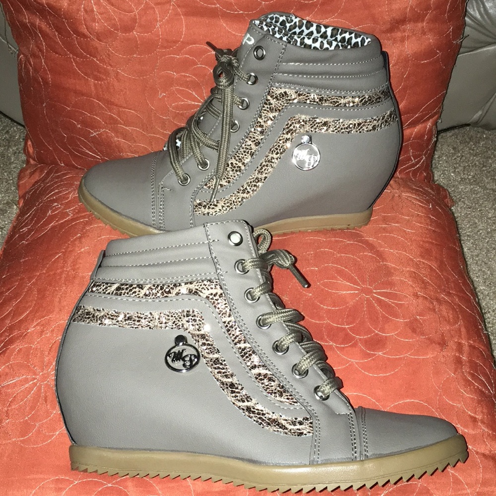 Wedge sneaker
